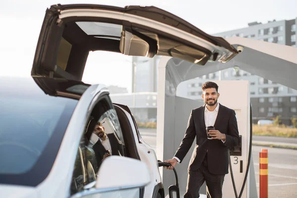 Attraktiver Bärtiger Mann Business Anzug Steckt Stromkabel Elektroauto Während Eine — Stockfoto