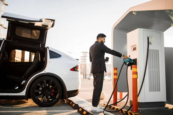 Arabischer Männlicher Arbeitgeber Business Anzug Hält Stromkabel Für Elektroautos Der — Stockfoto