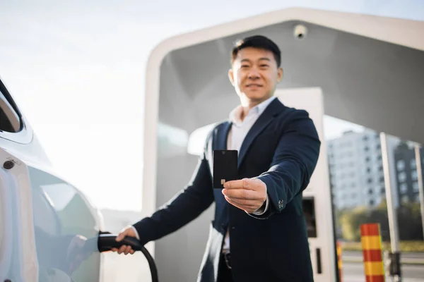 Positiver Asiatischer Mann Schicken Schwarzen Anzug Der Weißes Elektroauto Auflädt — Stockfoto