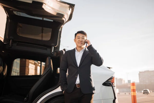 Positiv Asiatisk Man Snygga Affärskläder Talar Mobiltelefon När Står Nära — Stockfoto