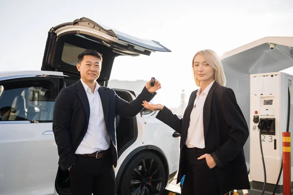 Asiatische Verkäuferin Schwarzen Anzug Übergibt Schlüssel Vom Neuen Elektroauto Glückliche — Stockfoto