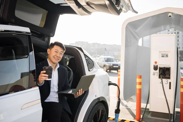 Asiatischer Geschäftsmann Anzug Lächelt Die Kamera Während Einem Modernen Luxusauto — Stockfoto