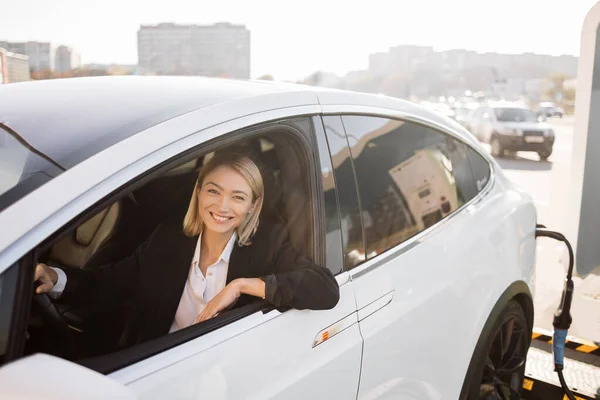 Beyaz Kadın Lüks Bir Arabada Sürücü Koltuğunda Oturuyor Istasyonunun Penceresinden — Stok fotoğraf