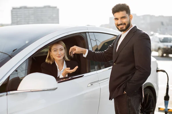 Glada Kaukasiska Kvinna Sitter Modern Bil Medan Indian Säljare Står — Stockfoto