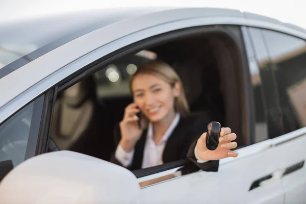 사업가와 창문에서 카메라의 백인젊은 소녀가 새로운 자동차로 대화를 나누고 — 스톡 사진