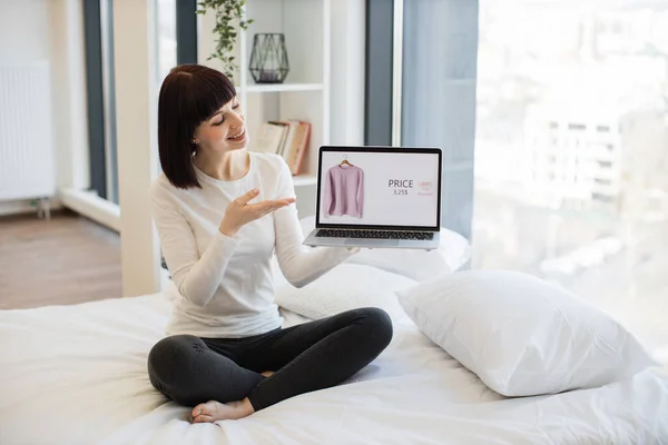 Позитивна Біла Жінка Вказує Долонею Екран Ноутбука Модним Одягом Продається — стокове фото