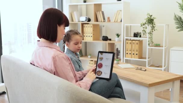 Relaxat Mama Fiica Caută Oferte Commerce Mâncare Restaurant Aplicație Tabletă — Videoclip de stoc