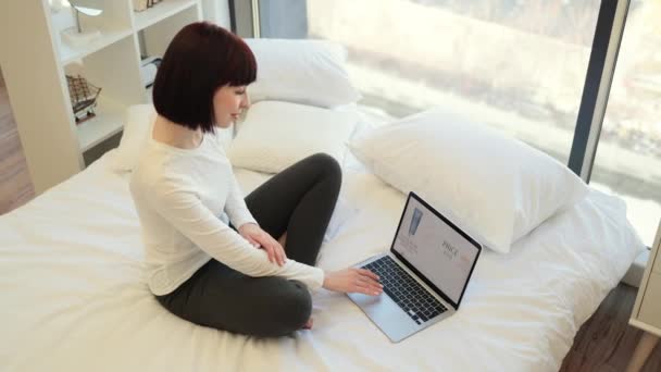 Mujer Adorable Ropa Casual Descansando Cama Cómoda Uso Computadora Portátil — Vídeos de Stock