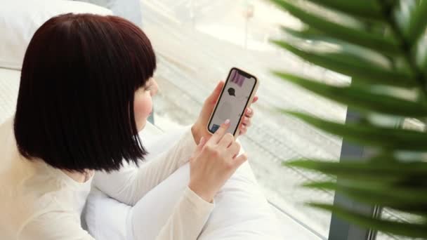 Przyjemna Kaukaska Kobieta Stroju Casual Pomocą Osobistego Smartfona Zamawiania Nowych — Wideo stockowe