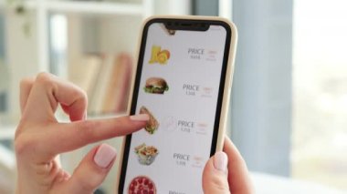Kafkasyalı kadının ellerini kapat. Modern akıllı telefonu kullanarak evde otururken internetten indirimli fast food siparişi veriyor. İnsanlar, aletler ve tüketim anlayışı.