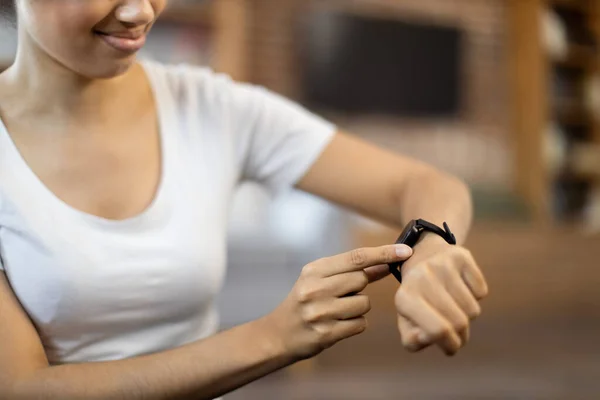 Close Young Sporty Woman Resetting Heart Rate Watch Her Wrist — Stock Photo, Image