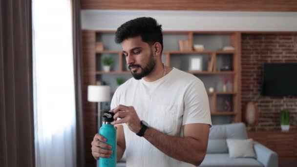 Arabisk Skäggig Man Klädd Sport Outfit Uppfriskande Med Flaska Vatten — Stockvideo