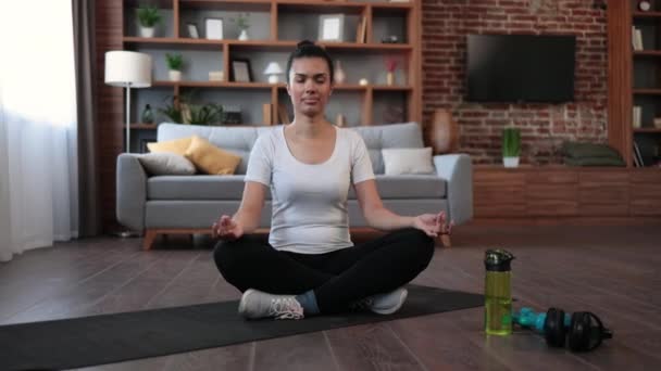 Lugn Rasblandad Kvinna Mediterar Lotusposerar Med Slutna Ögon Sittande Yogamattan — Stockvideo