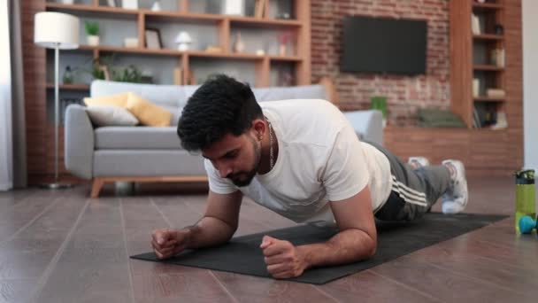 Arabische Mannelijke Atleet Activewear Doen Plank Oefening Yoga Mat Tijdens — Stockvideo