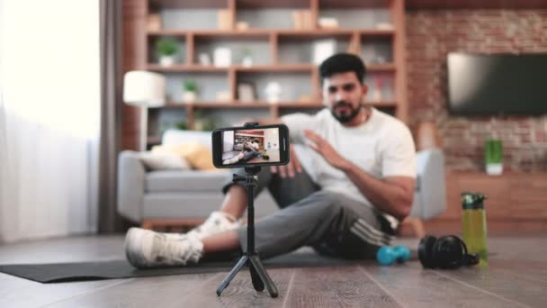 Fiatal Indiai Fitness Szakértő Telefon Kamera Előtt Jóga Szőnyegen Közelében — Stock videók
