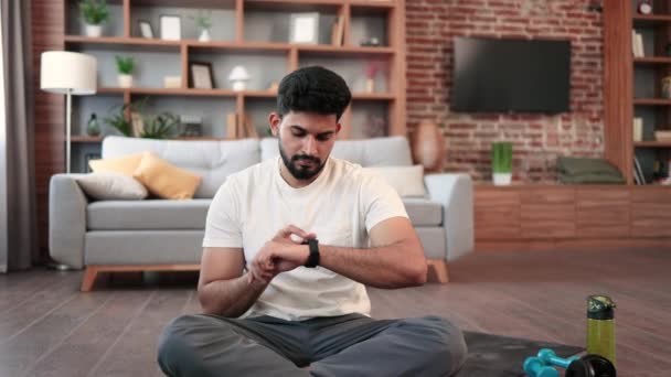 Aktif Arap Sakallı Adam Içeride Spor Yaptıktan Sonra Dinlenirken Kalp — Stok video