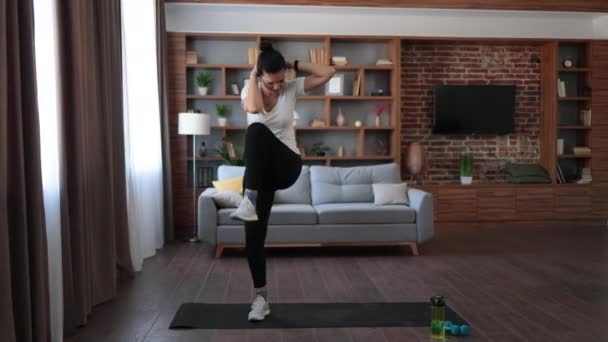 Actieve Jonge Brunette Sportkleding Staande Yoga Mat Het Maken Van — Stockvideo