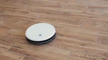 Kablosuz kablosuz elektrik süpürgesinin üst görüntüsü. Dairenin zeminindeki toz ve kirle ilgileniyor. Ev işlerini kolaylaştırarak rahat yaşam tarzını destekleyen akıllı ev aygıtı.