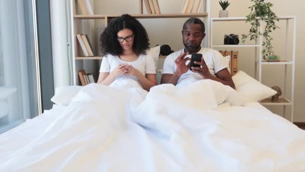Glückliches Afrikanisch Amerikanisches Paar Das Mobiltelefone Den Händen Hält Während — Stockvideo