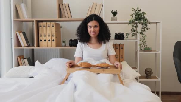 Lachende Interraciale Vrouw Dragen Lade Tafel Met Ontspannen Ontbijt Voor — Stockvideo