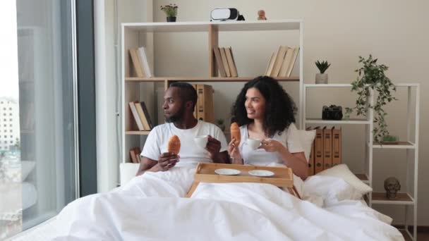 Ein Afroamerikanischer Familienvater Und Eine Afroamerikanische Frau Essen Halbmondbrötchen Und — Stockvideo