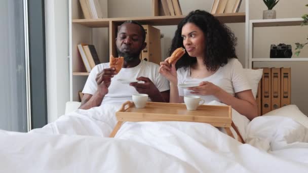 Hombre Mujer Familia Afroamericanos Comiendo Rollos Media Luna Bebiendo Café — Vídeos de Stock