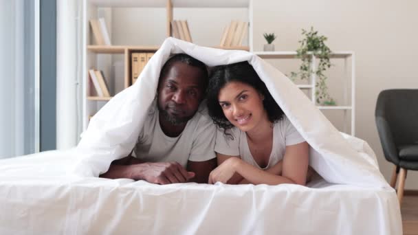 Interracial Hombre Mujer Familia Apoyado Los Codos Mientras Que Encuentra — Vídeo de stock