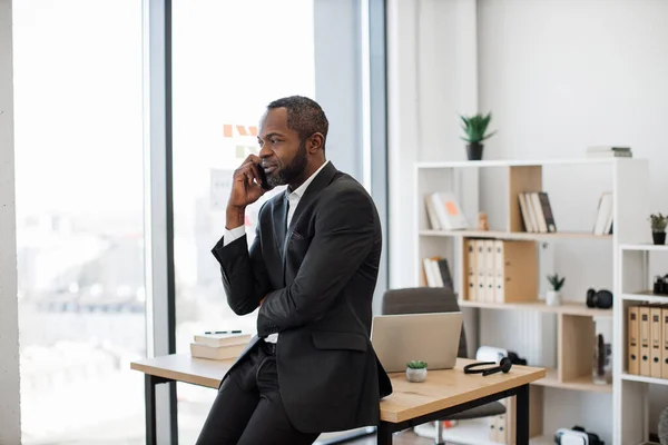 Homme Affaires Afro Américain Confiant Tenue Formelle Parlant Sur Téléphone — Photo