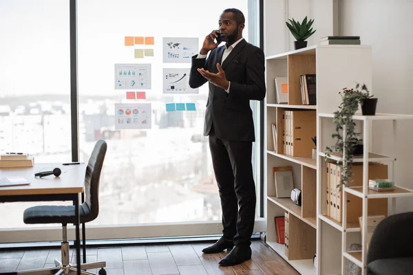 Entrepreneur Multiracial Passionné Menant Conversation Affaires Sur Téléphone Portable Tout — Photo