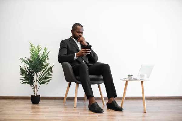 Succesvolle Afro Amerikaanse Zakenman Stijlvolle Formele Pak Zitten Ontspannen Comfortabele — Stockfoto