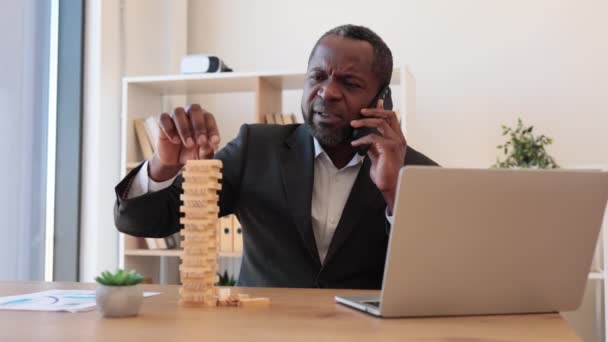 Ofis Masasının Üzerine Ahşap Bloklardan Oluşan Yüksek Kule Inşa Edilirken — Stok video