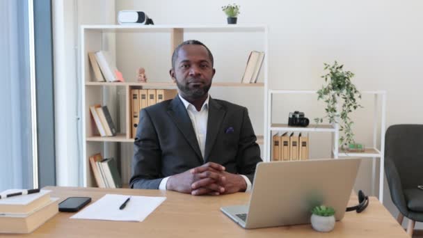 Multietnický Vousatý Muž Obleku Zadává Údaje Moderním Notebooku Zatímco Sedí — Stock video