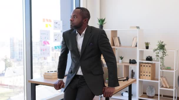 在现代的工作环境中 成功的商人穿着正式的服装 对着相机微笑 快乐的非洲裔美国执行经理在办公室里享受着工作与生活的平衡 — 图库视频影像