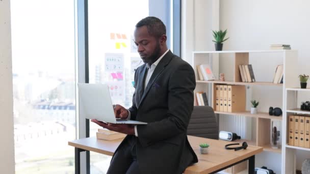 Erfahrene Afrikanisch Amerikanische Männliche Arbeitgeber Arbeiten Modernen Laptop Computern Während — Stockvideo