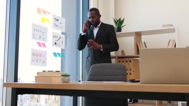 Pozoruhodný Multikulturní Muž Obleku Hovořící Přes Mobilní Telefon Čekající Setkání — Stock video
