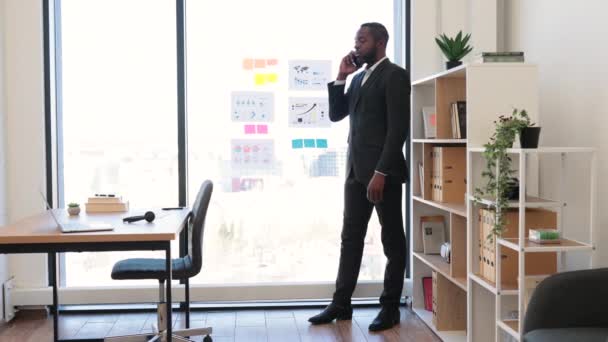 Entrepreneur Multiracial Passionné Menant Conversation Affaires Sur Téléphone Portable Tout — Video