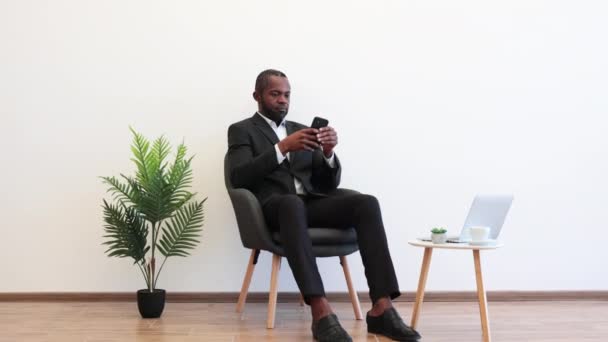 Erfolgreicher Afrikanisch Amerikanischer Geschäftsmann Eleganten Formalen Anzug Sitzt Entspannt Einem — Stockvideo