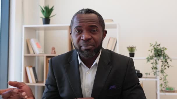 Freundlicher Afrikanischer Unternehmer Eleganten Schwarzen Anzug Der Einen Drahtlosen Laptop — Stockvideo