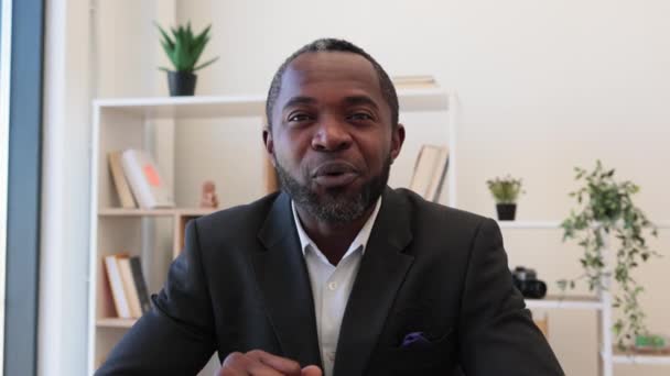 Freundlicher Afrikanischer Unternehmer Eleganten Schwarzen Anzug Der Einen Drahtlosen Laptop — Stockvideo