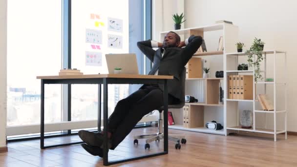 Empleado Afroamericano Sentado Cómodo Silla Con Las Manos Detrás Cabeza — Vídeo de stock