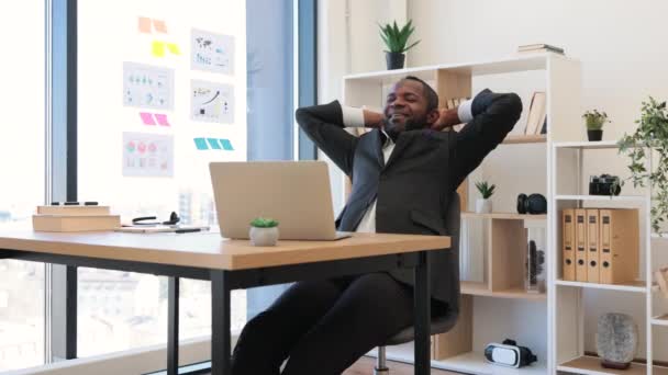 Africano Americano Empregado Sexo Masculino Sentado Confortável Cadeira Com Mãos — Vídeo de Stock
