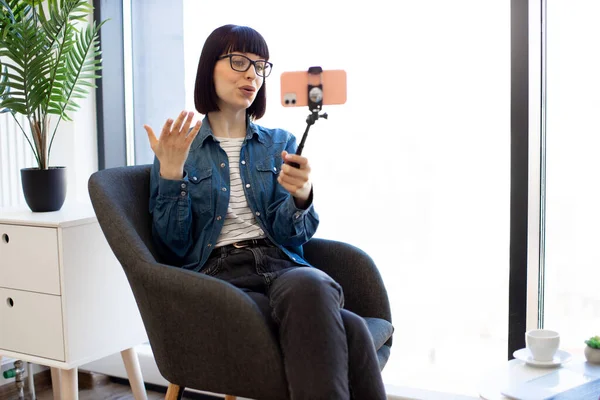 Jeune Femme Caucasienne Veste Denim Utilisant Mobile Tenue Par Selfie — Photo