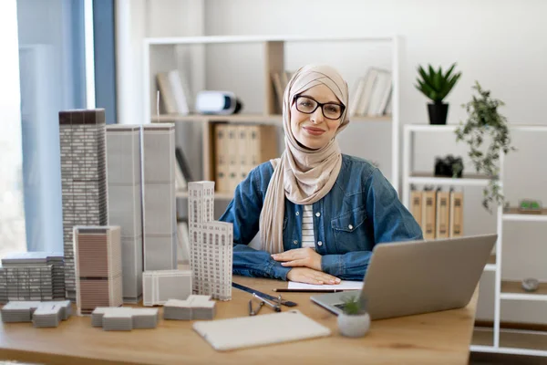 Fiatal Muszlim Hidzsábot Szemüveget Visel Irodai Asztalnál Egy Ingatlanügynökségnél Vezeték — Stock Fotó