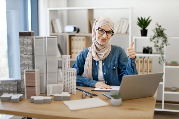 Mujer Musulmana Joven Con Hijab Gafas Sentadas Escritorio Oficina Agencia —  Fotos de Stock