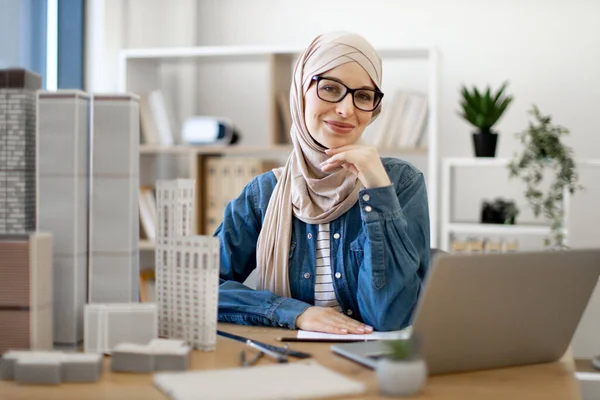 Fiatal Muszlim Hidzsábot Szemüveget Visel Irodai Asztalnál Egy Ingatlanügynökségnél Vezeték — Stock Fotó