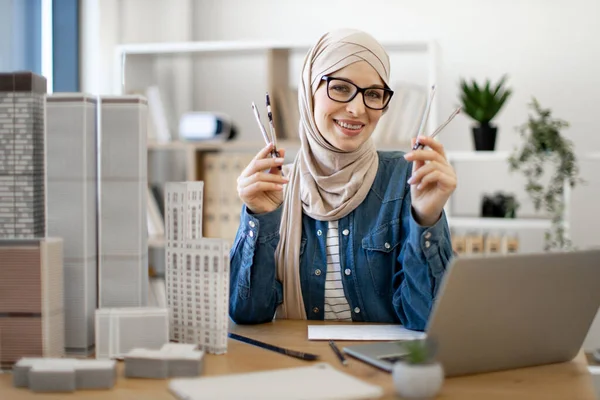 Mosolygó Muszlim Hagyományos Fejben Tollakat Ceruzákat Gyűjt Miközben Hordozható Számítógépet — Stock Fotó