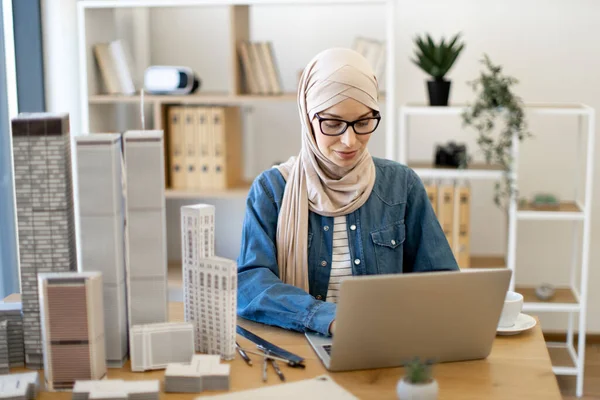 Hembra Musulmana Enfocada Hijab Escribiendo Una Computadora Portátil Escritorio Oficina —  Fotos de Stock
