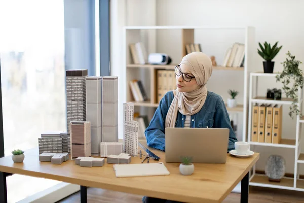 Mujer Negocios Árabe Hijab Escanear Los Modelos Construcción Del Complejo —  Fotos de Stock