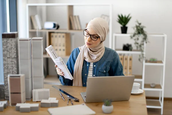 Dama Musulmana Reflexiva Hijab Dirigiendo Modelo Edificio Cámara Portátil Mientras —  Fotos de Stock