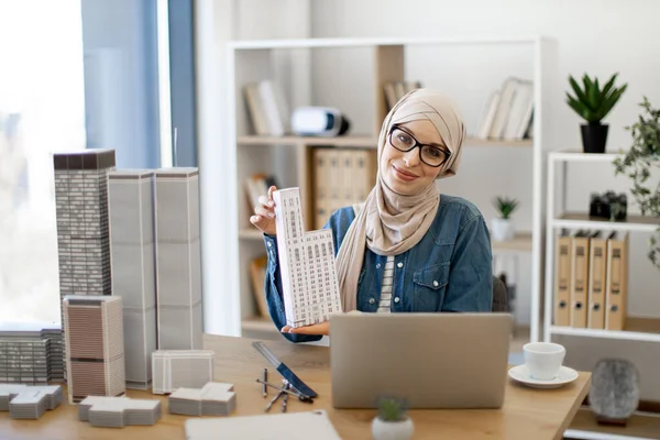 Sonriente Dama Musulmana Hijab Posando Con Modelo Arquitectónico Frente Computadora —  Fotos de Stock